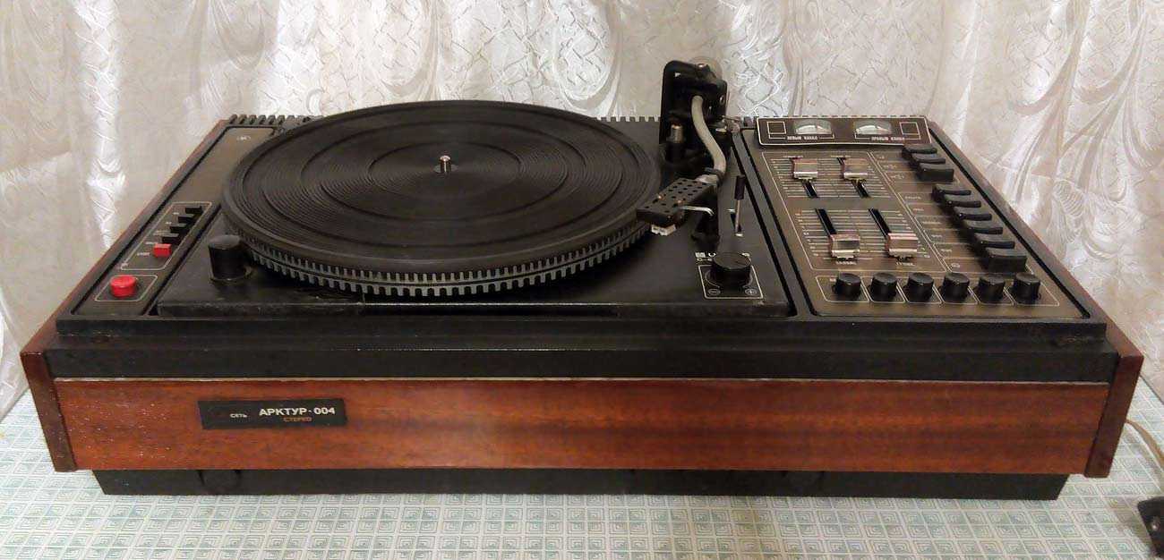Стерео-электрофон Арктур-004 выпускали с 1981 года в Бердском радиозаводе Советский электрофон хорош для прослушивания записи как моно, так и стерео-пластинок
