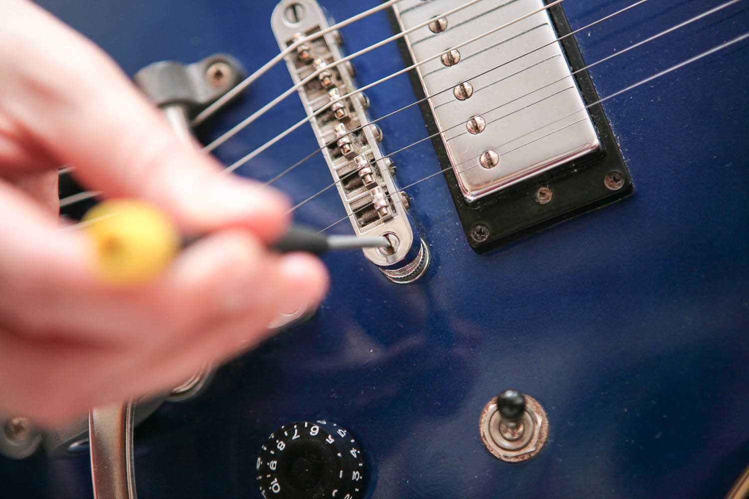 Как настроить гитару по тюнеру на телефоне