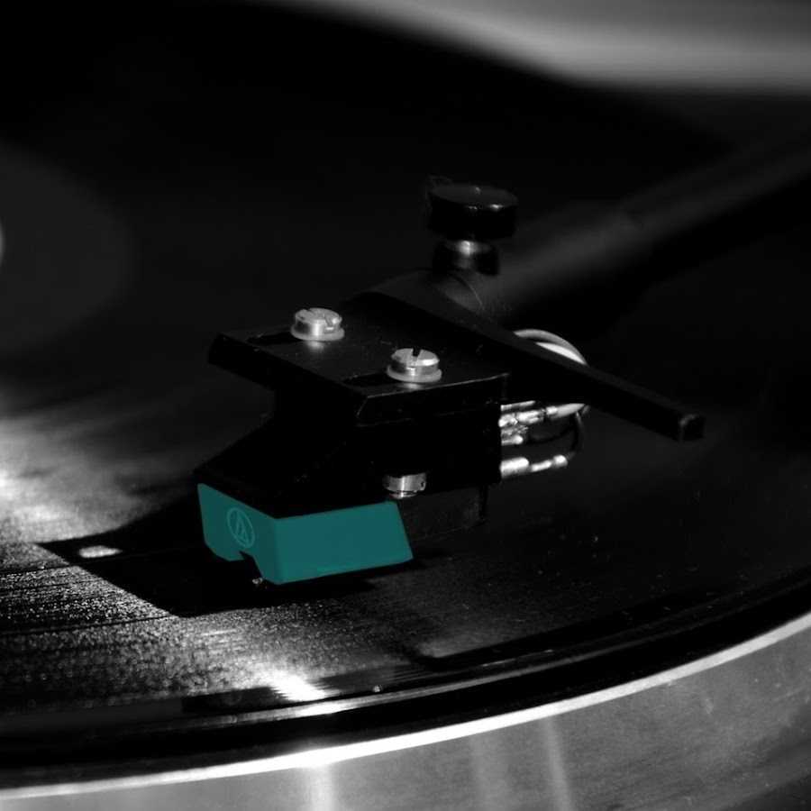 Как виниловые пластинки стали стандартом звукозаписи и почему их производство в опасности