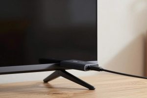 Адаптер Chromecast, подключённый к HDMI-порту телевизора