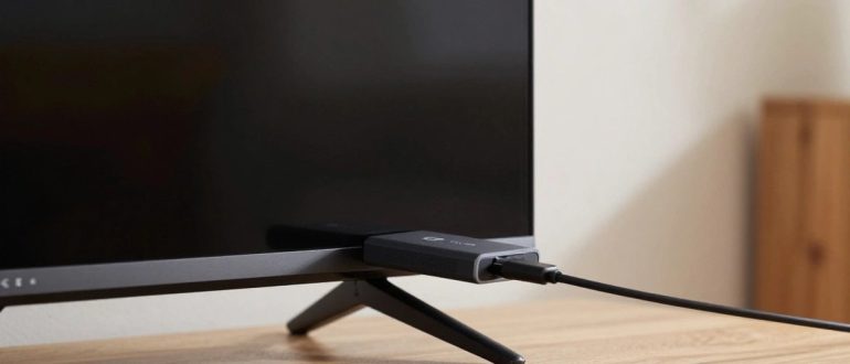 Адаптер Chromecast, подключённый к HDMI-порту телевизора