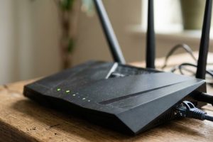 Wi-Fi роутер с горящими индикаторами на рабочем столе