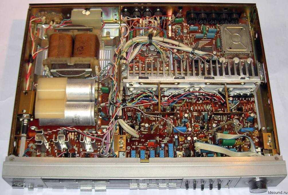 Известному усилителю Radiotehnica У-7111 стерео 30 лет, а он до сих пор в форме Этот Радиотехника - пожалуй самый распространенный и самый дешевый усилитель, именно советской золотой эпохи звукостроения Конечно же, про аудиофильское качество звука усилите