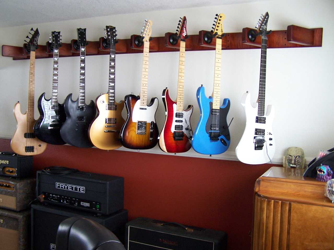Как хранить гитару из массива дома?