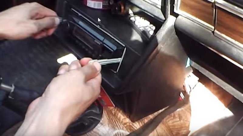 Как вытащить магнитолу из панели без ключей или снятие автомагнитолы без штатного съемника