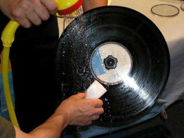 Как и чем правильно чистить виниловые пластинки