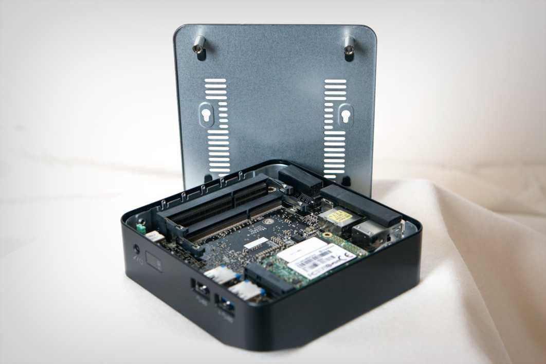 Zotac ZBOX-BI320-U - это отличный маленький мини-ПК, который можно настроить в качестве HTPC NAS Combo Он энергоэффективен и потребляет менее 25 Вт энергии