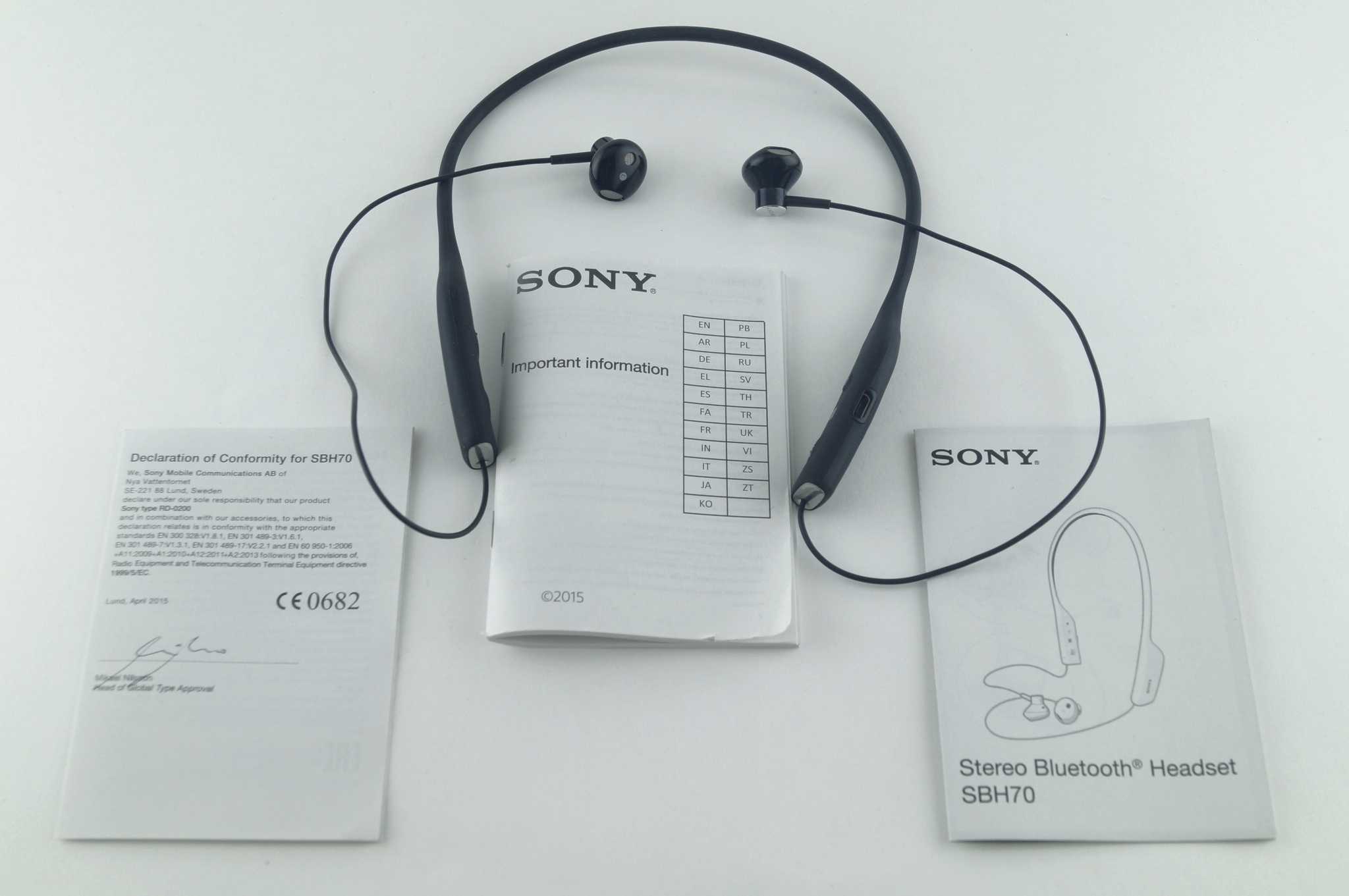 Если вы дня не представляете без музыки, то Bluetooth гарнитура Sony SBH70 вам точно пригодится Легкая дужка практически не ощущается на шее, трек переключаются нажатием кнопки Ответить на звонок также можно, не доставая телефон из кармана – через наушник