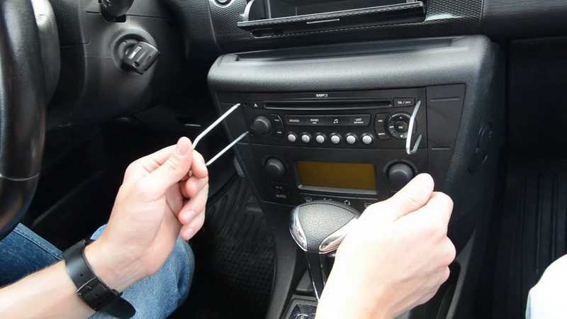 Как снять магнитолу из машины с помощью подручных средств — собрание лучших советов. как снять магнитолу без съемников и ключей
