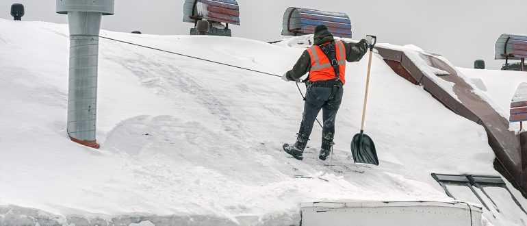очистка снега с крыш альпинистами